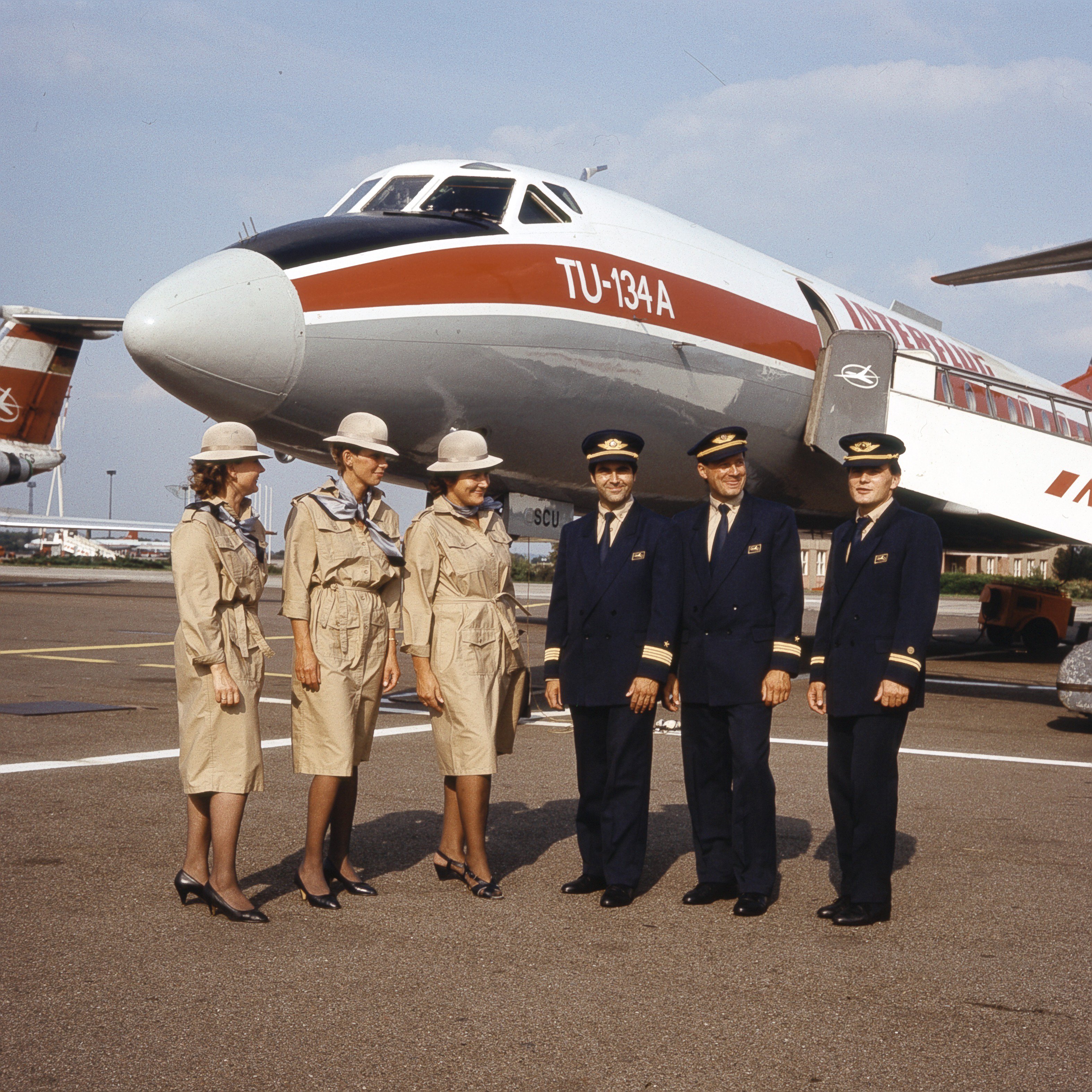 Самолет ил 86. Летчик гражданской авиации. Ил-62 аэрофлот. Ил86 первый полёт. British airways бортпроводники.