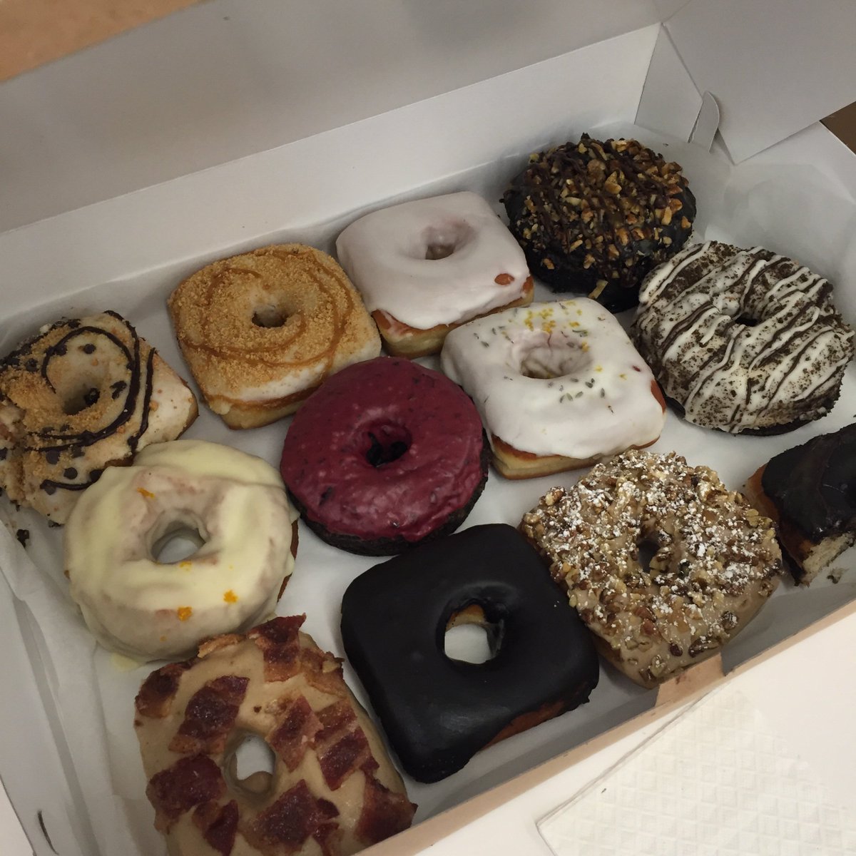 DallasMarks's tweet photo. #STLDataHack is powered by @VinVanDoughnut #STLAUG https://t.co/SYex58Q1y3
