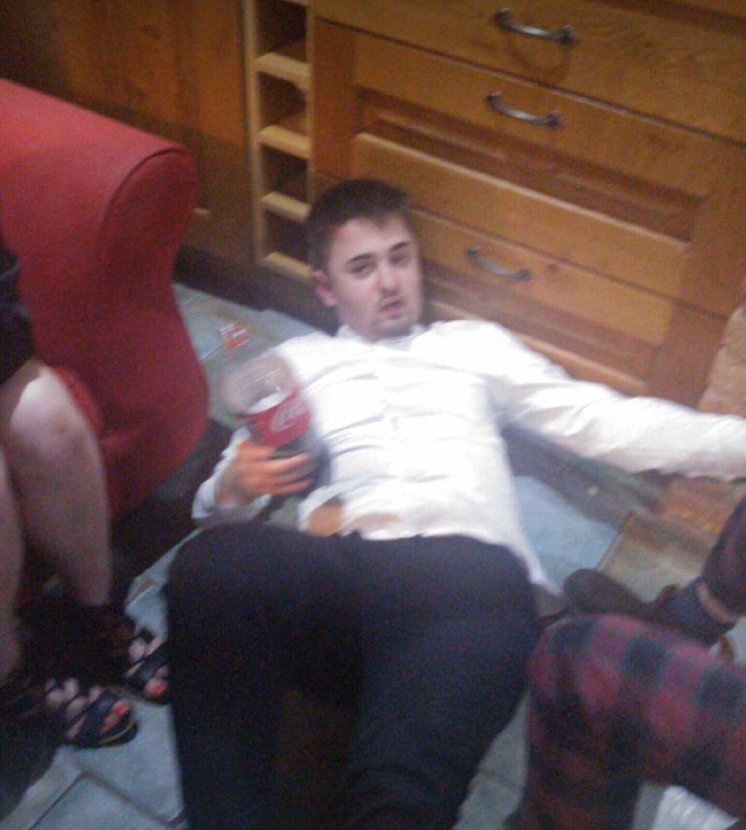 dom_mileham's tweet photo. When you've had 1 too many cokes #offmynut https://t.co/UviiJyq7mF