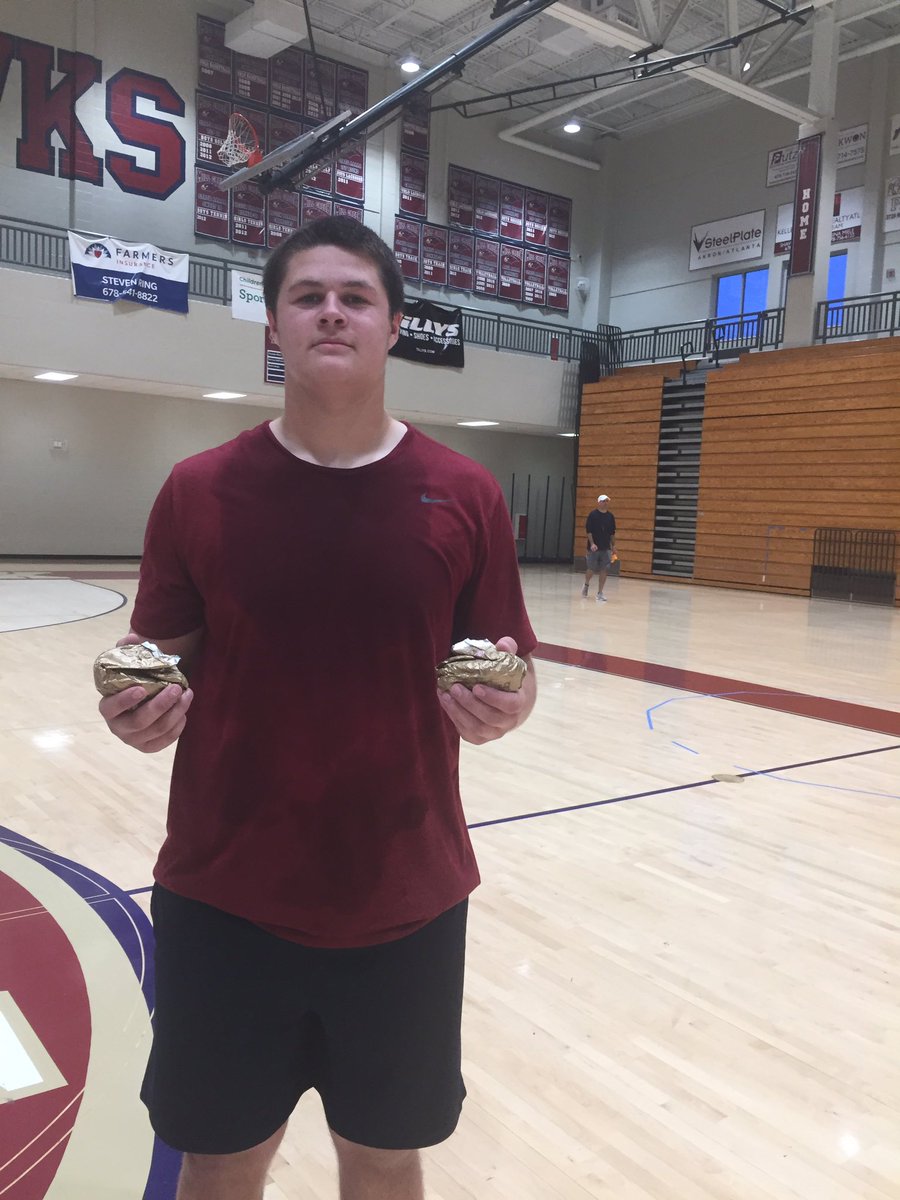 MCFootballCoach's tweet photo. Big @_JohnnyHarris_ earned himself a light snack before 1st period today! 🍞🐔🍞 #Competitoroftheday #AlwaysDeliver https://t.co/rfwi0I3FTL