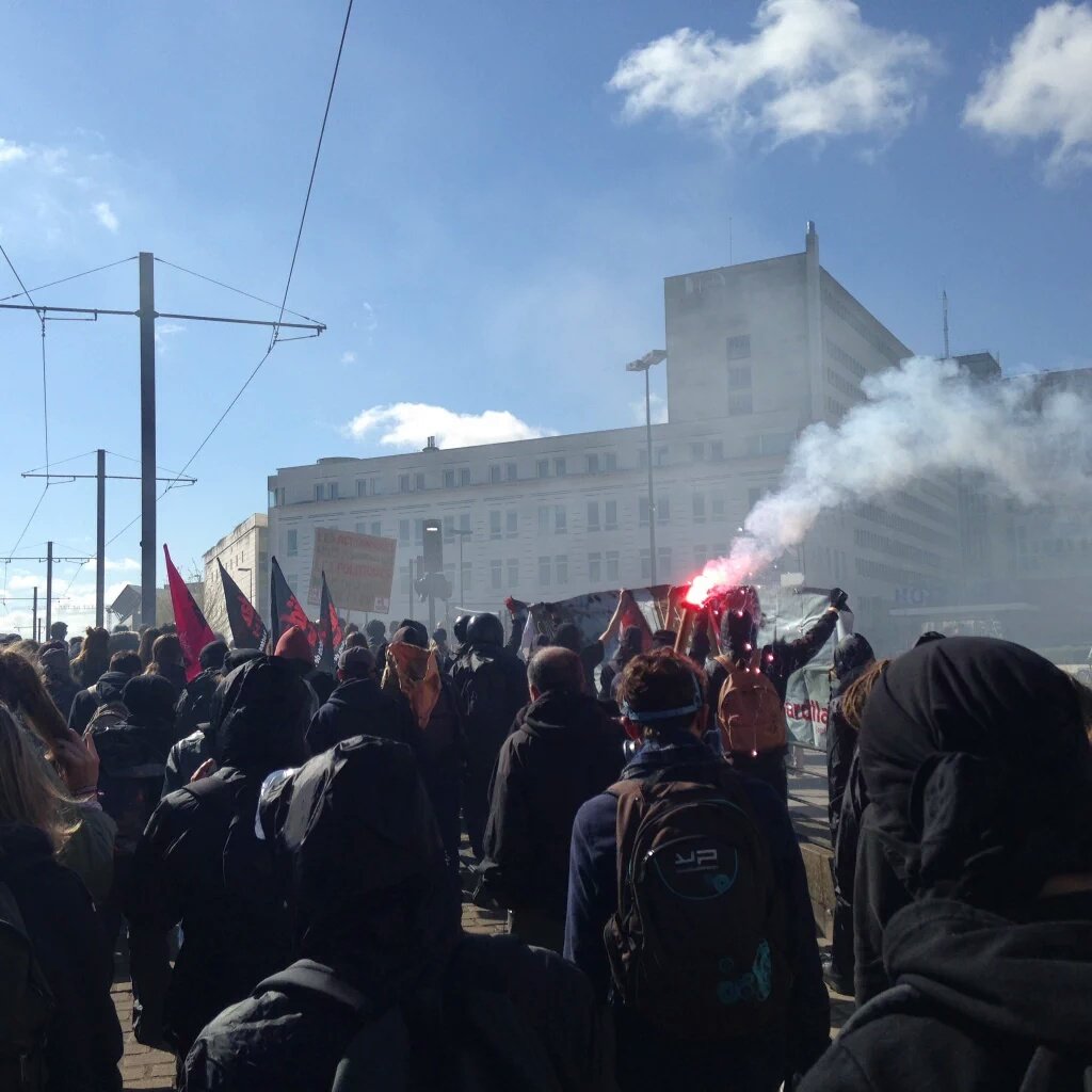 syndicalisms's tweet photo. #France: Students, Unions, and militants demonstrate against labor law reform in #Nantes. #LoiTravail #manif28avril https://t.co/M5HH9MVFKO