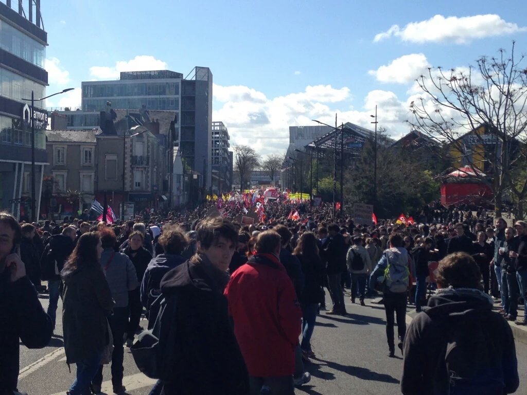 syndicalisms's tweet photo. #France: Students, Unions, and militants demonstrate against labor law reform in #Nantes. #LoiTravail #manif28avril https://t.co/M5HH9MVFKO
