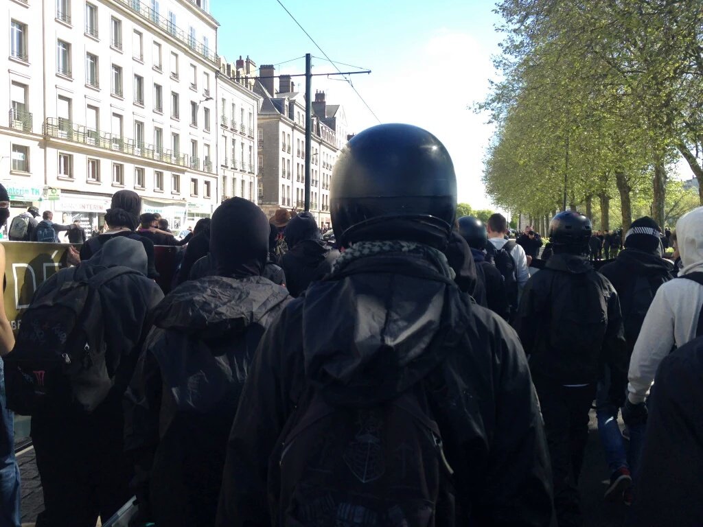 syndicalisms's tweet photo. #France: Students, Unions, and militants demonstrate against labor law reform in #Nantes. #LoiTravail #manif28avril https://t.co/M5HH9MVFKO