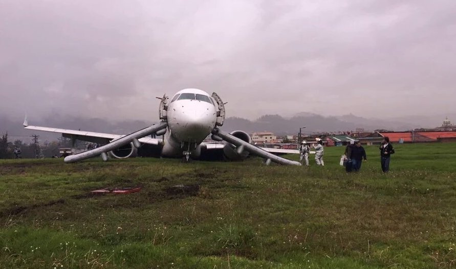 TraficoAereoLA's tweet photo. No se reportan heridos graves en el accidente del Embraer 190 de Tame en Cuenca Ecuador https://t.co/WdwxdN7TEO Foto @svp318 Vía @airlivenet