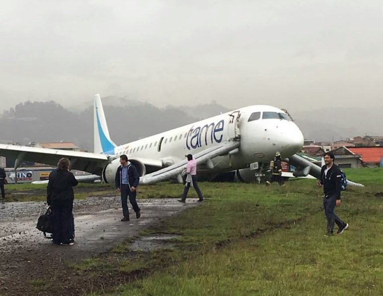 TraficoAereoLA's tweet photo. No se reportan heridos graves en el accidente del Embraer 190 de Tame en Cuenca Ecuador https://t.co/WdwxdN7TEO Foto @svp318 Vía @airlivenet