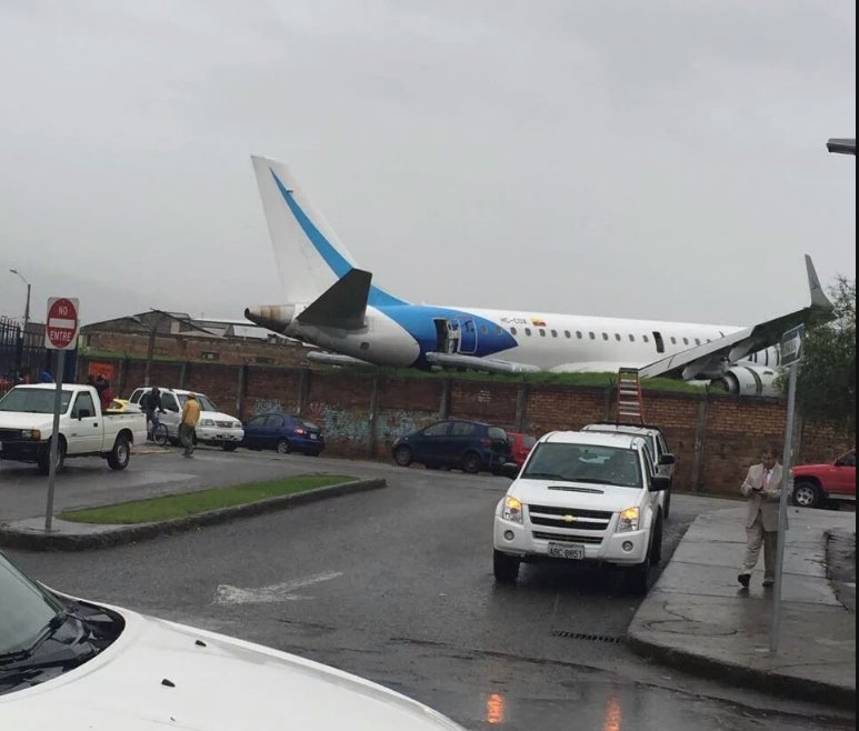 TraficoAereoLA's tweet photo. No se reportan heridos graves en el accidente del Embraer 190 de Tame en Cuenca Ecuador https://t.co/WdwxdN7TEO Foto @svp318 Vía @airlivenet