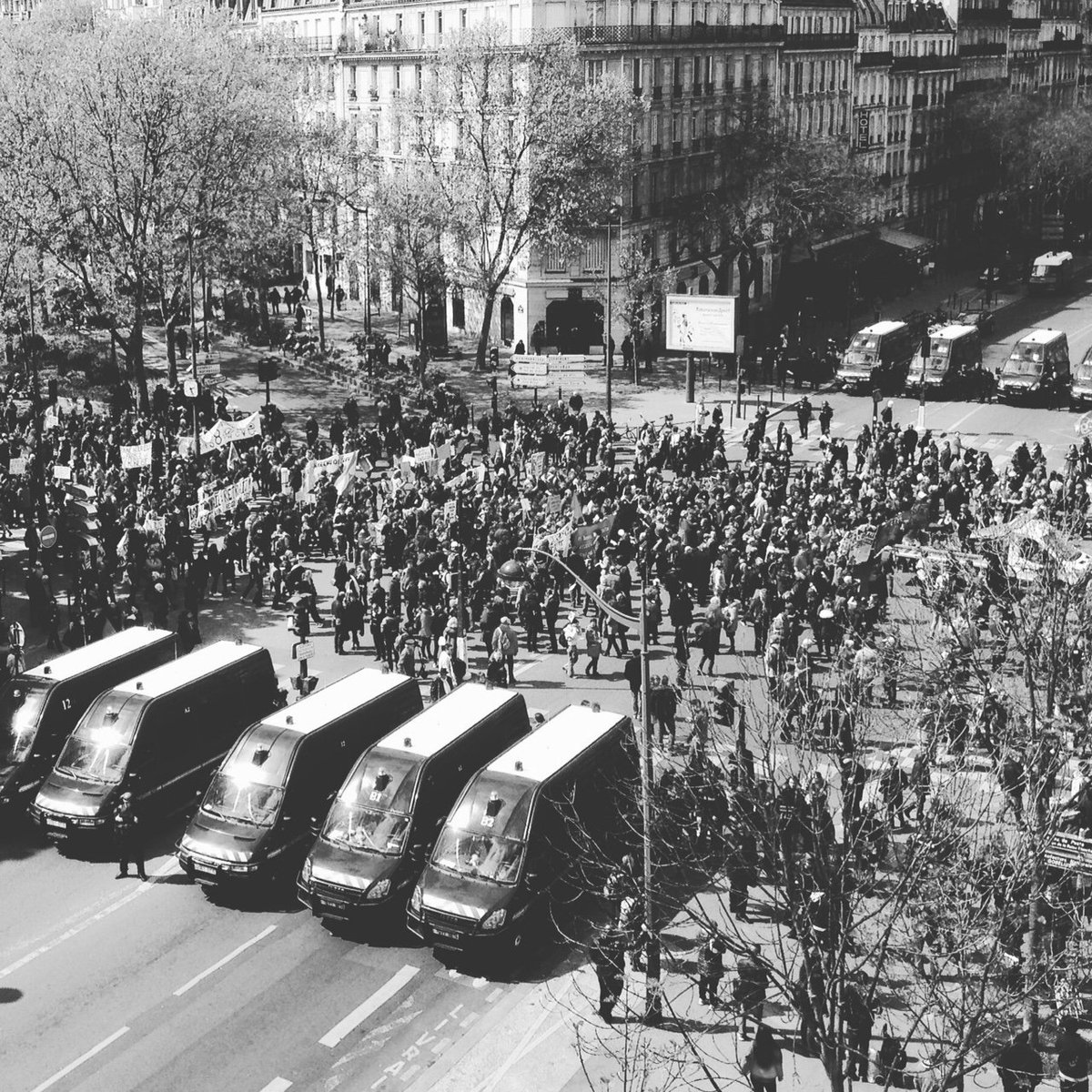 Isaows's tweet image. Paris tu es belle dans ta révolte #paris #manif #revolte #defile #manif28avril #LoiTravail