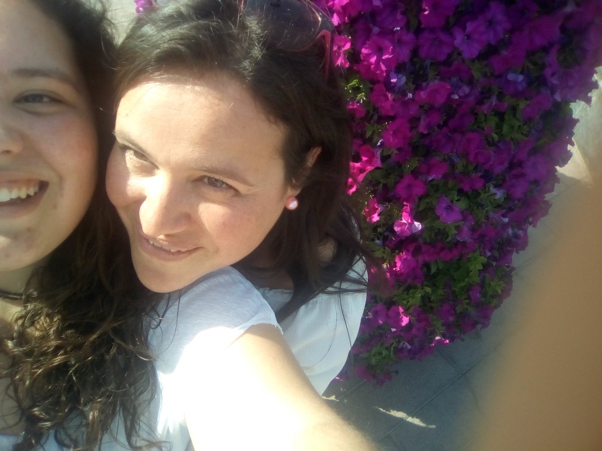 carolinups's tweet photo. @MediaMarkt_Sevi foto con mi madre!!❤La quiero mas que nada y haría lo que fuera por ganar💪🏼Se lo merece🙆🏻 https://t.co/Ifc30jFGdL