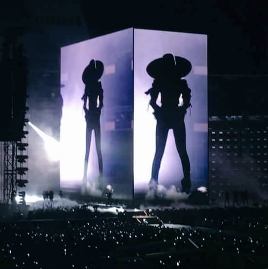 Beyoncé cantou quase 40 músicas sem playback e sem perder o folego.. Fazer isso é para poucas..