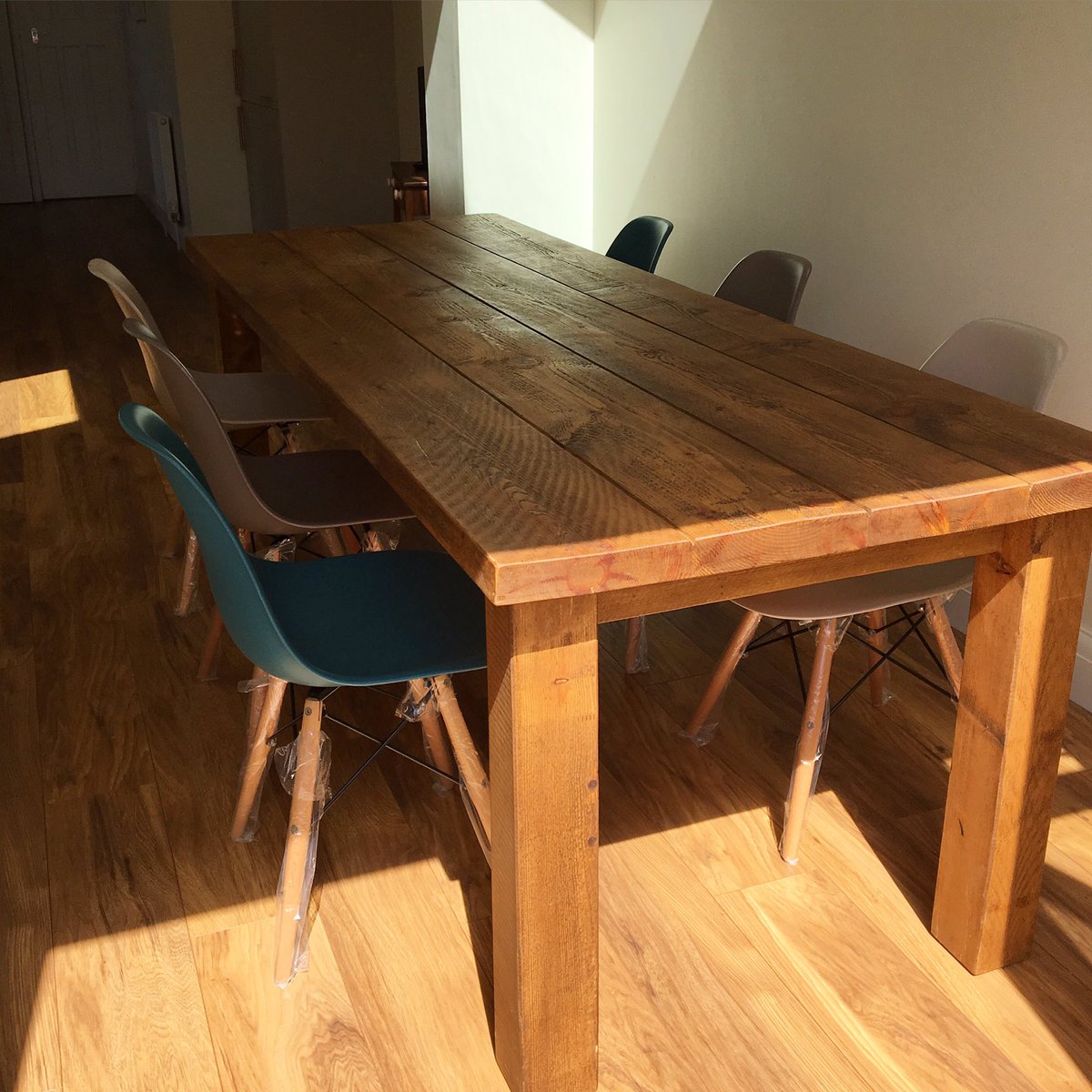 unionhouse01's tweet image. Another happy customer #bespoketable &amp;amp; Multi coloured #Eamesinspired #chairs delivered 2 their new home #Whitstable