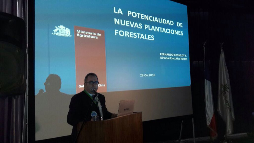 INFOR_Minagri's tweet photo. Director de @INFOR_Minagri participa en el Trawu Forestal 2016 @frosselot @MinagriCL https://t.co/auAcyxSlvd