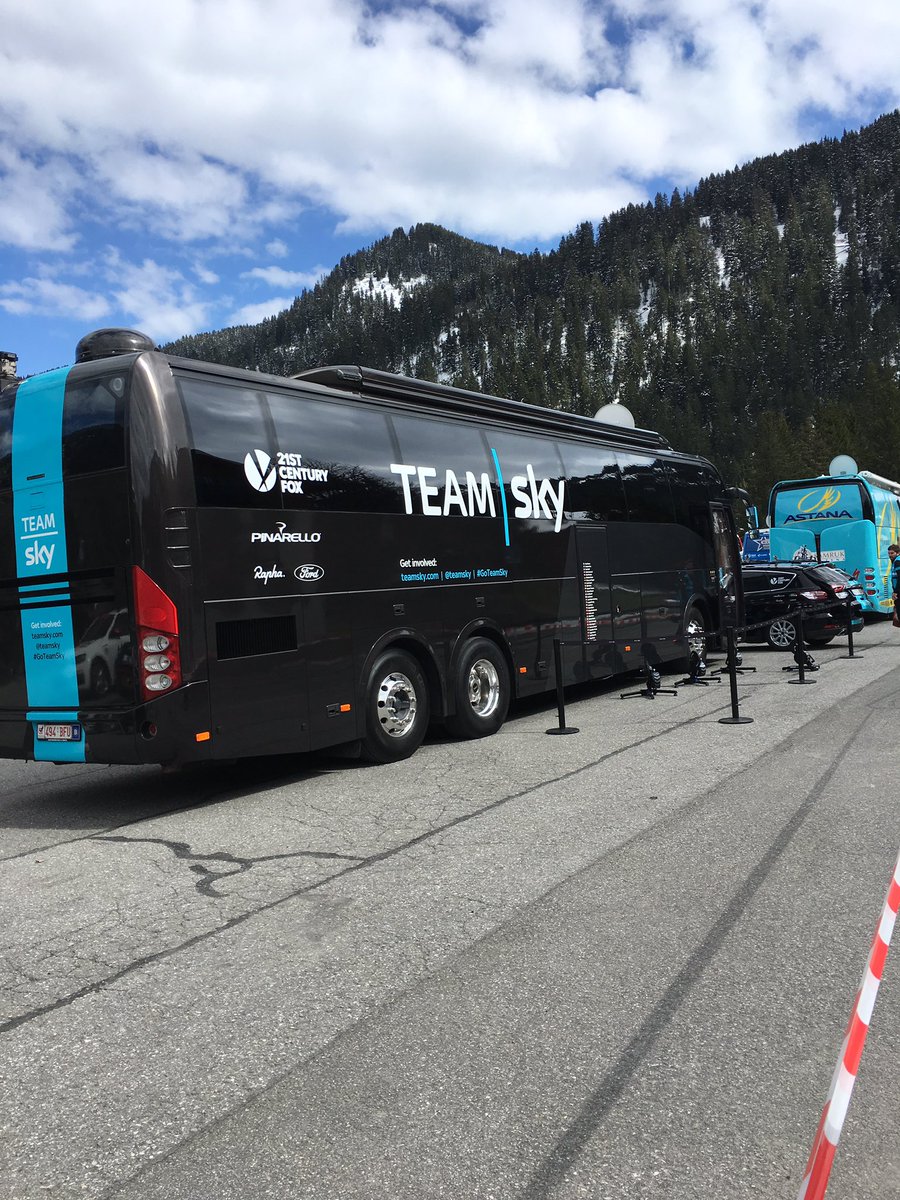BluemOralCare's tweet photo. Team #BlueM performing well 2nd stage @TourDeRomandie @Morgins_Suisse @TeamSky @erikjanmuts #oxygenforhealth https://t.co/kQ6pcDS6aN