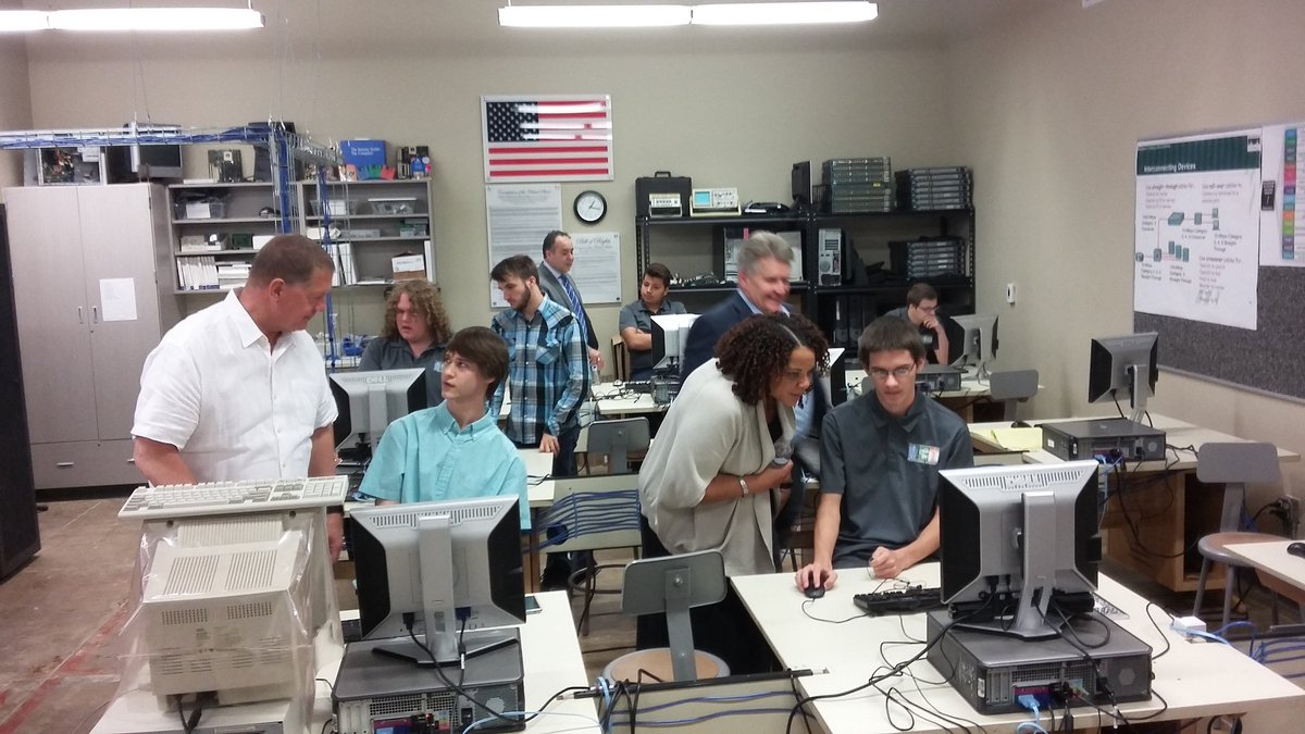 MET_Cybersecure's tweet photo. MET welcomes dignitaries from @WSBConsortium Administrators seeing 1st hand students mad hacking skills. @PeoriaMET https://t.co/slFwCgsIuu