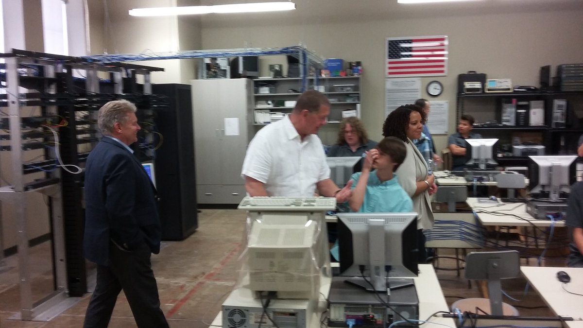 MET_Cybersecure's tweet photo. MET welcomes dignitaries from @WSBConsortium Administrators seeing 1st hand students mad hacking skills. @PeoriaMET https://t.co/slFwCgsIuu
