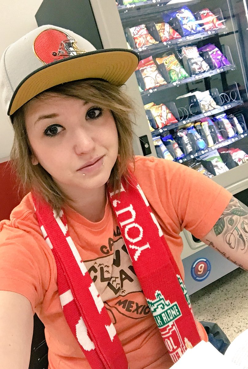 suze_magooze's tweet photo. I might be the only person sporting a @Browns hat and a @LFC scarf right now. #DraftDay #EuropaLeague #examstudying https://t.co/ZwqTBxbLhk