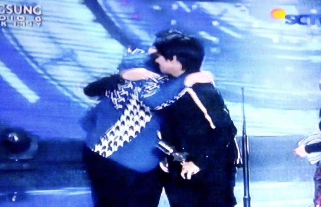 ofcAPLyk's tweet photo. Pelukan seorang sahabat utk kemenangan sahabatnya @alysyarief @CJRisCJR #AliandoDanSMA2016 https://t.co/3opnxHQALD