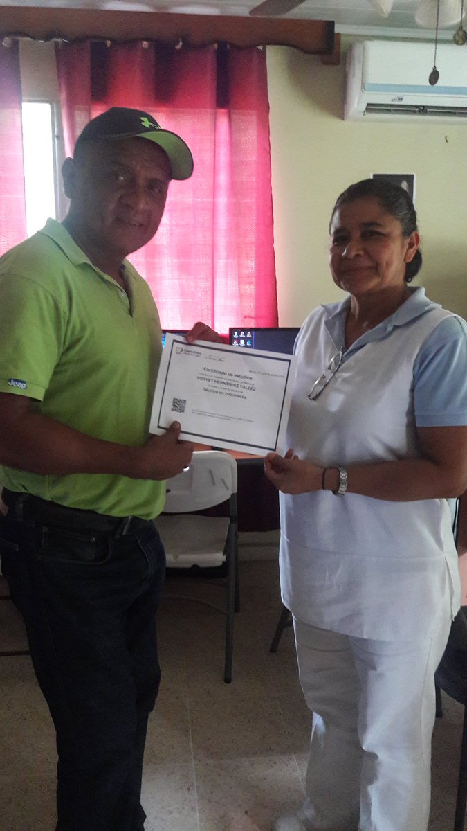 Elsy_tr's tweet photo. El H.R. @KervinPat entregando certificado de la @Fund_CarlosSlim a la Sra. Yoryet en @Infoplazass #76 Algarrobos https://t.co/tHTIyBZWOj