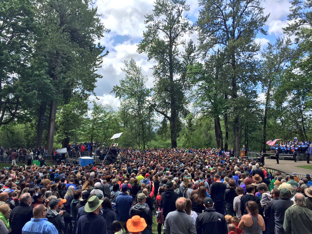 DannyEFreeman's tweet photo. .@BernieSanders says Dem Party "hasn't been clear" on which side of issues they are pointing to Wall Street & big $. https://t.co/jKFF2WiXsa