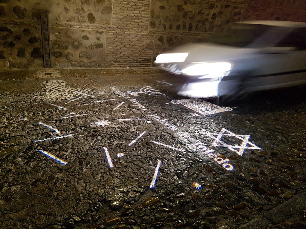 Cañones de luz en las calles de Toledo para marcar edificios emblemáticos #nightlovers7 #GalaxyS7edge #toledotechie#