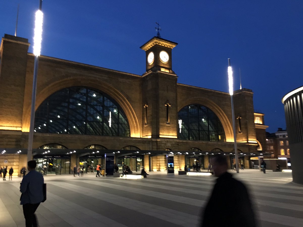 daddymcc's tweet photo. An early evening picture of Kings Cross train station #NeoConography @KItweets https://t.co/4wM1z7wrCA