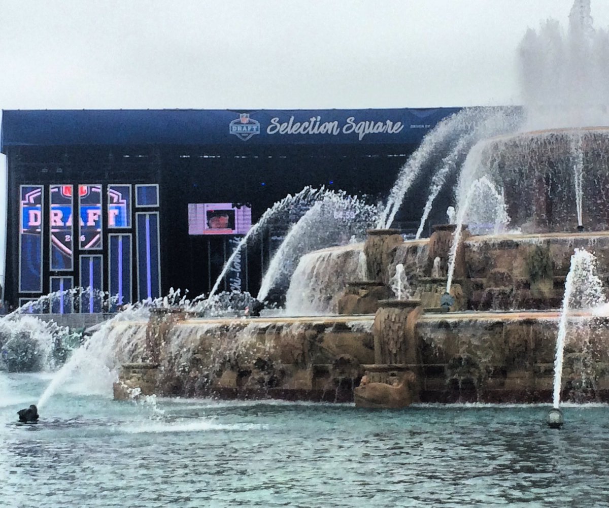 Mike_PiFF03's tweet image. The #DraftTown scene. 

#NFLDraft2016 #DaDraft