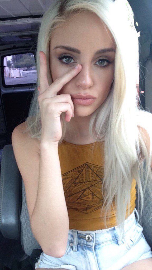 Naomi woods в машине