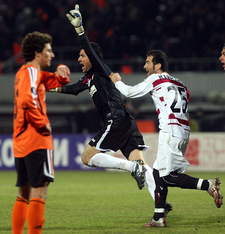 SevillaFC's tweet photo. .@Palop1 fue el último portero en marcar en la @EuropaLeague, el 15 de marzo de 2007 ante el @FCShakhtar #UEL https://t.co/30VlOQzDUr