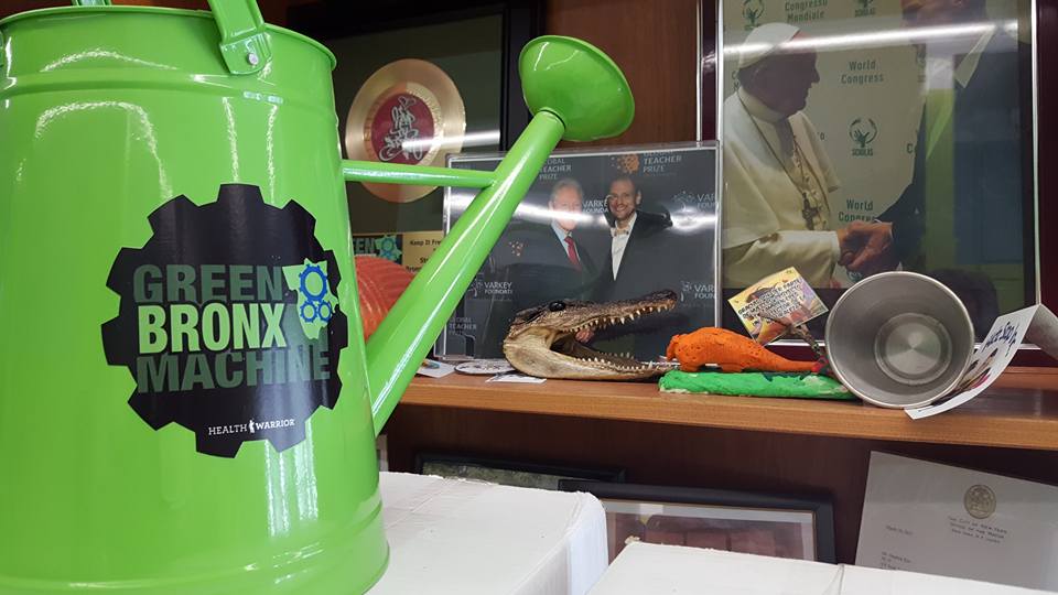 LVHelpGro's tweet photo. Stephen Ritz @greenBXmachine turns ugly unproductive spaces into #aspirational places #hope https://t.co/4KX27rbPNL https://t.co/sh5L7yGuOu