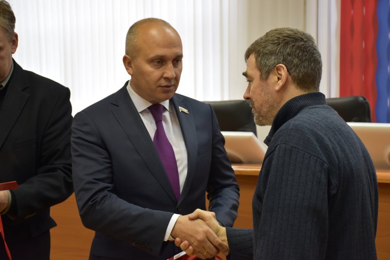 Юрий Зиновьев вручил удостоверения новым членам народной дружины - pgduma.ru/news/detail/53…