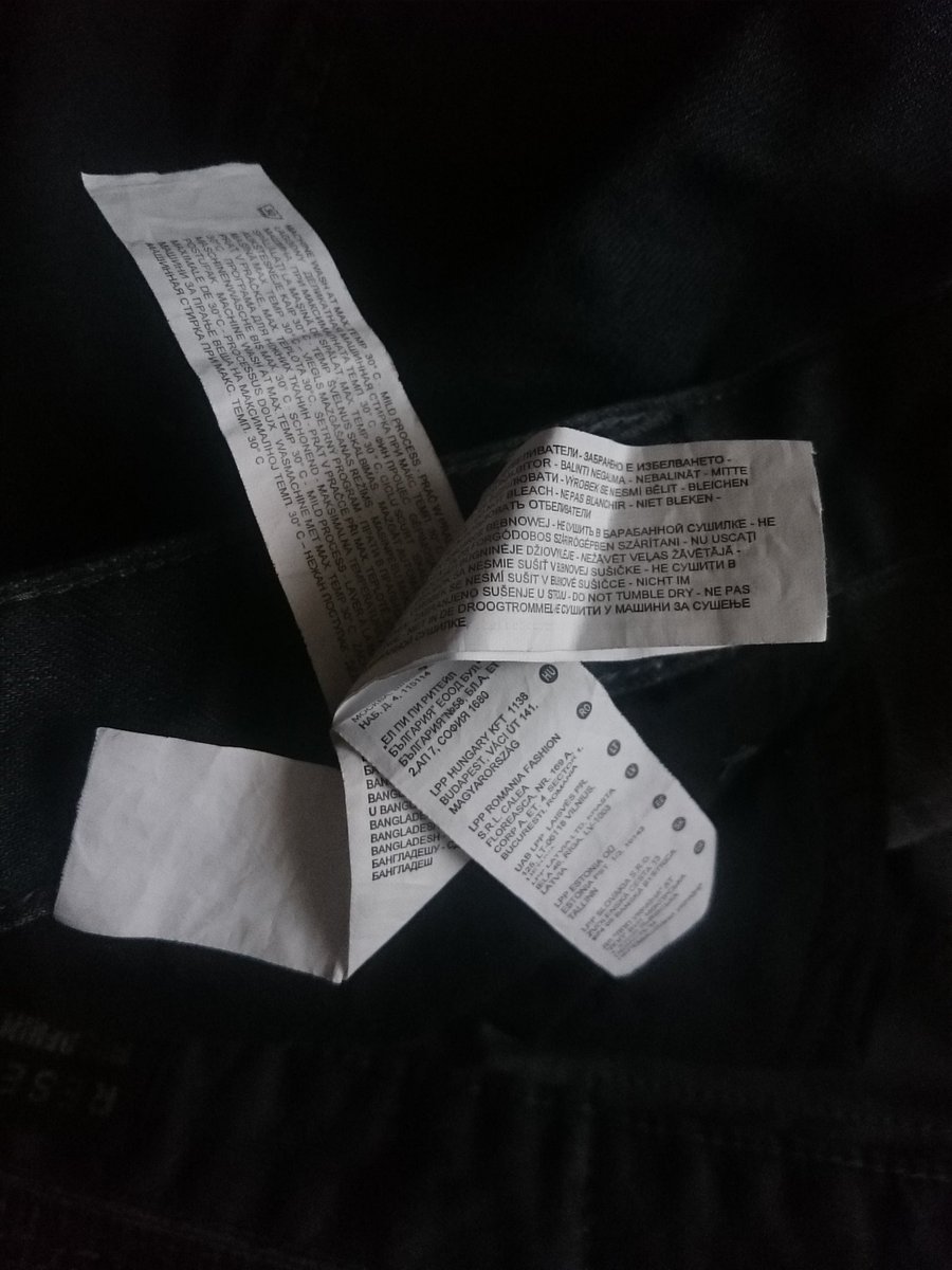 Nesaprotu, kāpēc ražotāji aprobežojas ar daudzlapu brošūru iešūšanu biksēs. Kāpēc gan neiešūt Britu enciklopēdiju.