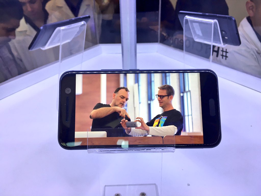 CharlyPi's tweet photo. Véanlo por todos lados, a mi parecer uno de los Android más bonitos actualmente. #HTC10EnMx https://t.co/WHjWeHkdUv