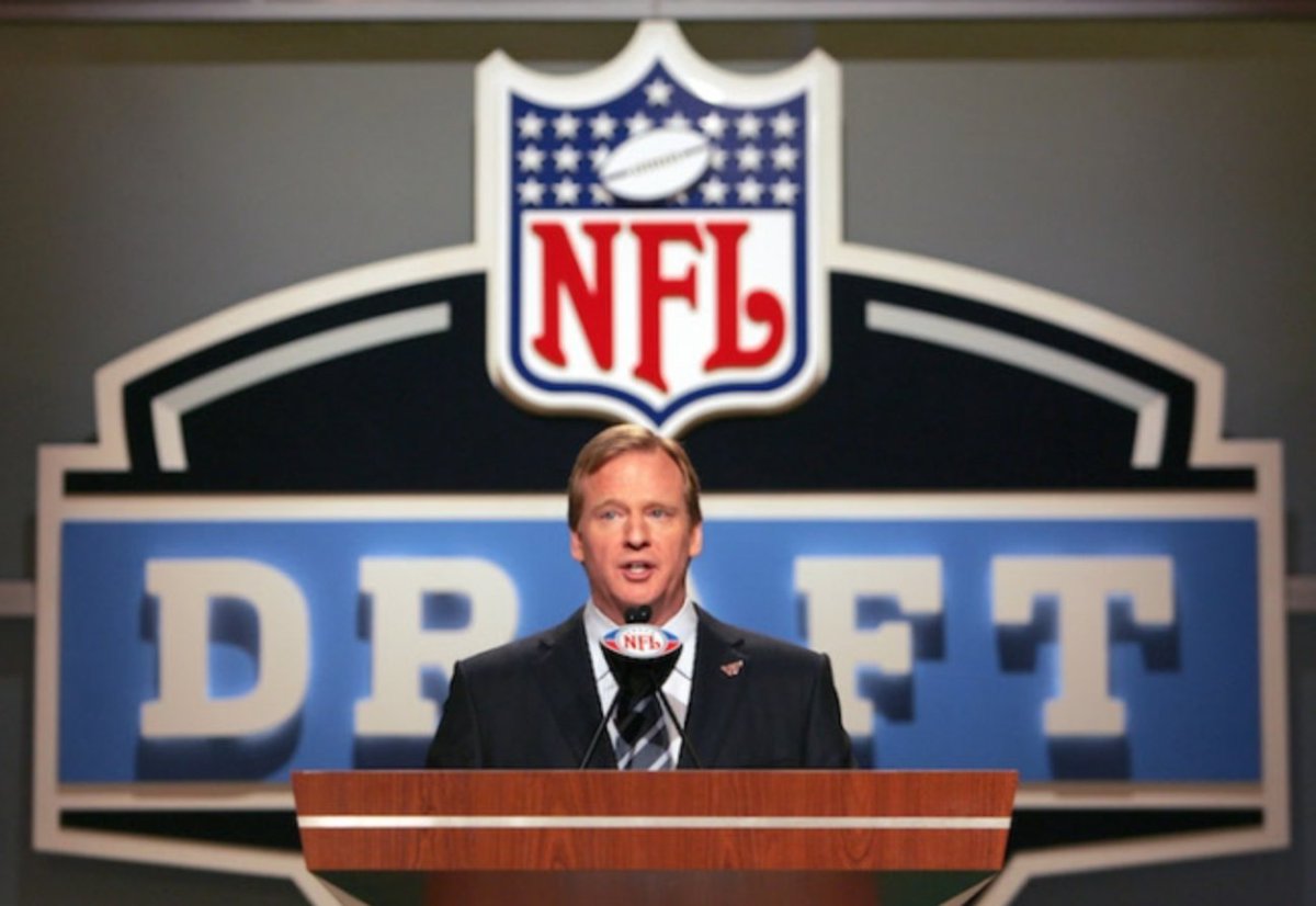 WTMD897_CthM's tweet photo. with the sixth pick in the 2016 NFL draft the Baltimore @Ravens select @WTMD #DraftDay #NFLDraft2016 #localmusic https://t.co/0M4NNziapx