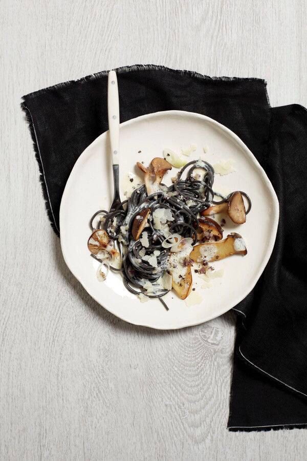 darkmifood's tweet photo. Udon al Carbone vegetale con funghi e finocchietto  😍 #darkmi #veggyisthenewblack #salute #vegan #vegetarian https://t.co/BZr68NSBxb