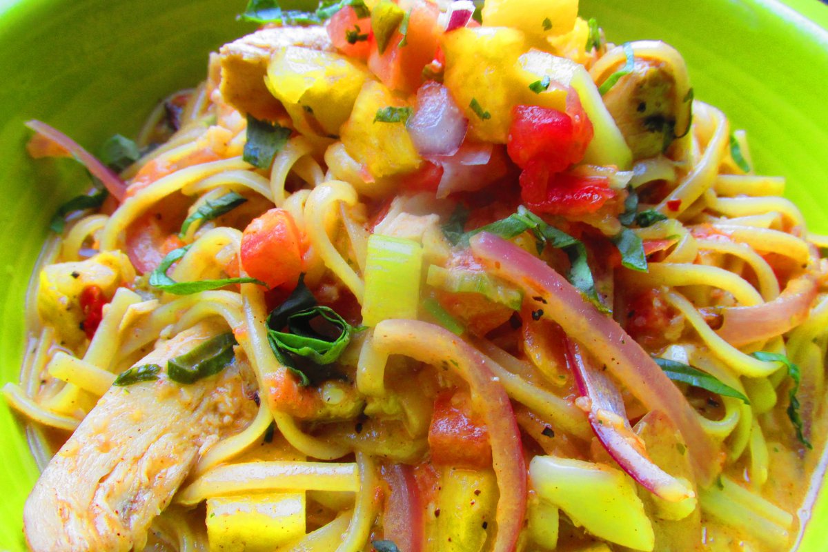 sanpedrocafe's tweet photo. Stop in and let us put a little sunshine in your day with our delicious Tropical Chicken Linguini! https://t.co/ueVdVcOalF