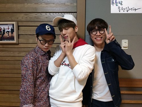 [Fotos Oficiales] 160417 Actualización de MBC Blue Night con Jonghyun.  ChJG-B5W0AEF-NW