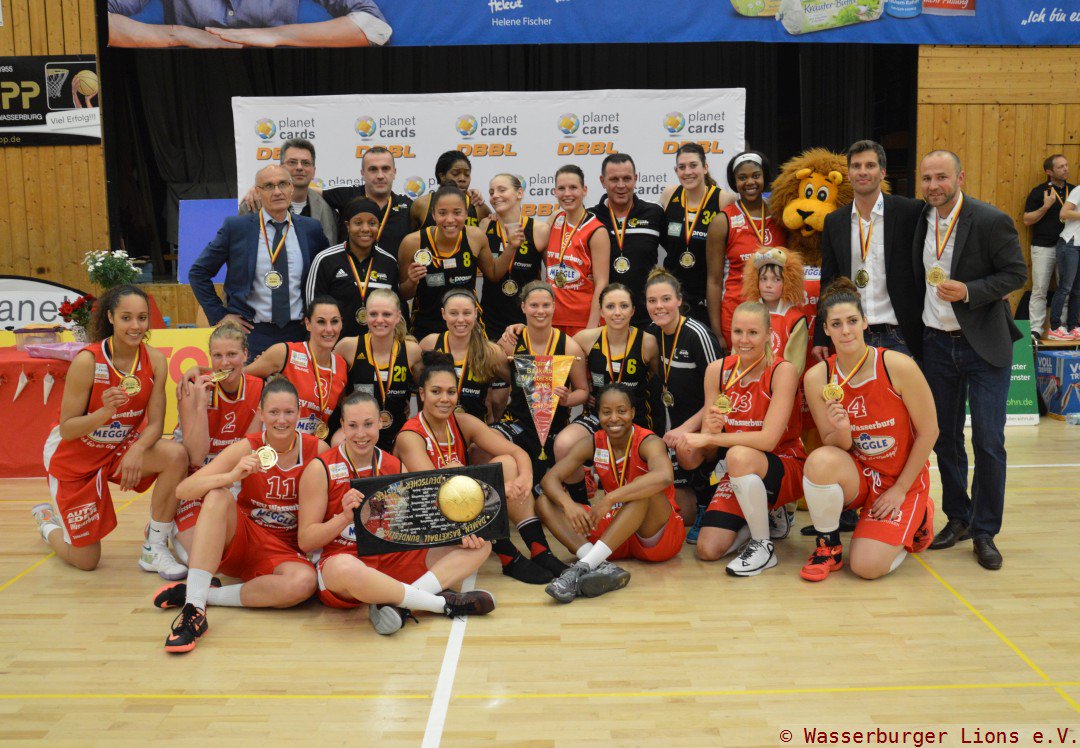 Das schönste Foto des gestrigen Abends: Der Meister und der Vizemeister <a href="/TV_SLS_Royals/">TV Saarlouis Royals</a> freuen sich gemeinsam. #dbbl