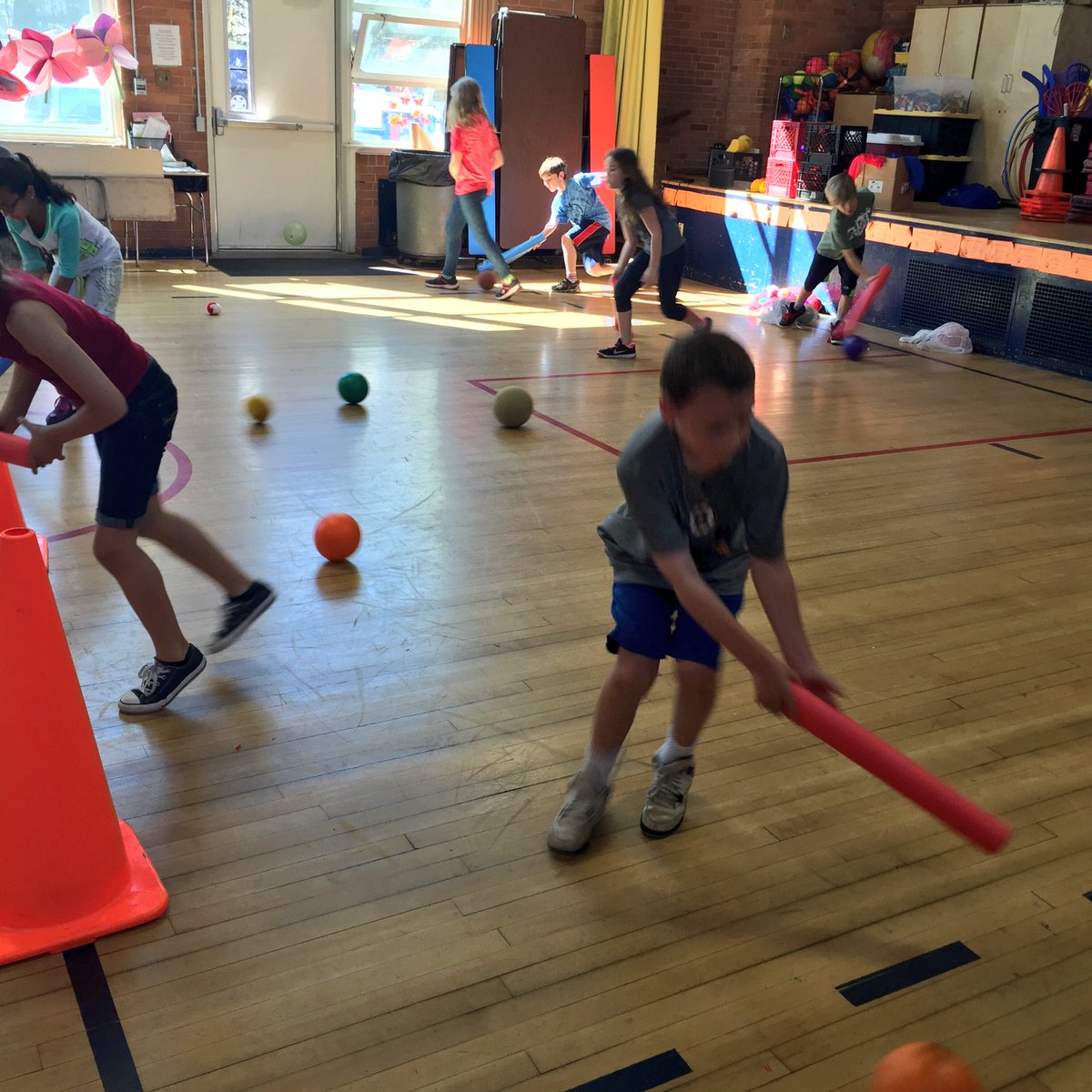MrHennesseyPE's tweet image. Grade 3 working on #Striking by keeping all balls moving during Mighty Duck Ball. #ClassChallenge #physed #WaltonPE