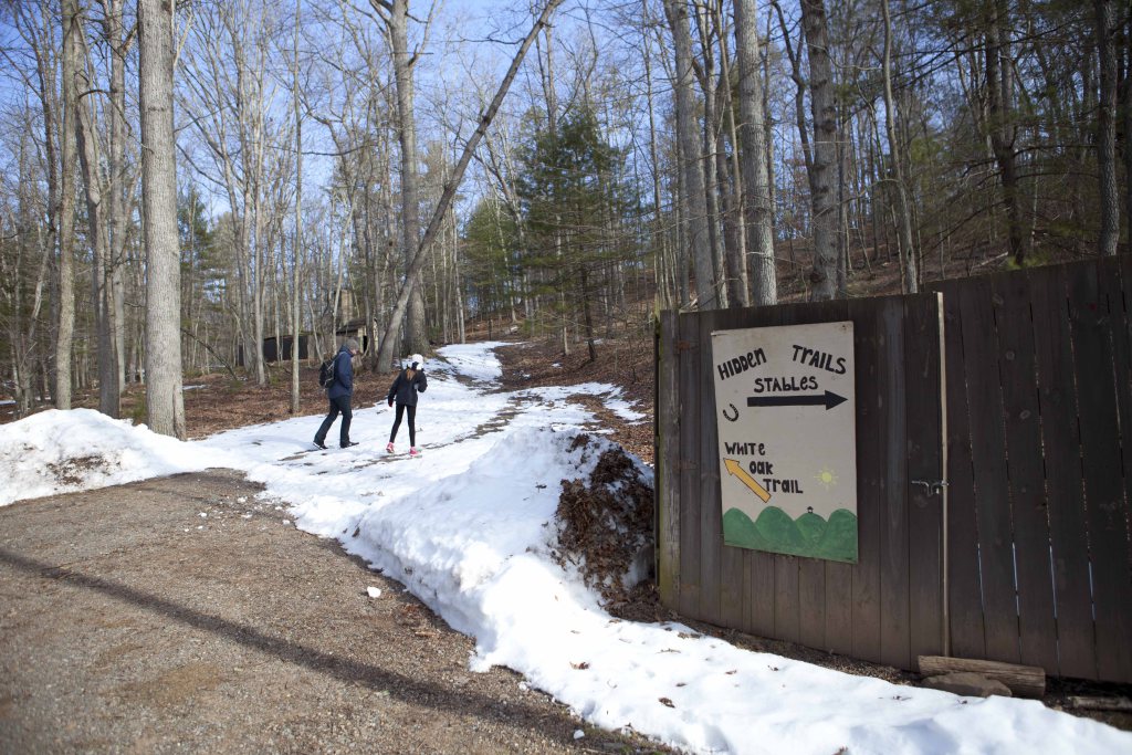 took a hike, took a camera: Cranny Crow friendlycitylens.com/2016/04/28/too…