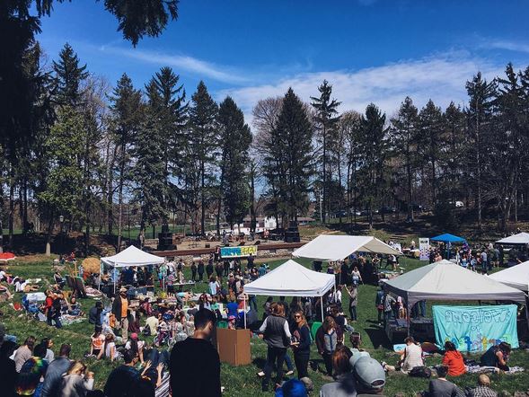 SyracuseU's tweet photo. #SyracuseU View: Students and community members gathered at Earthfest this past weekend, captured by Ciara Lalo https://t.co/2lRwDjSpXv