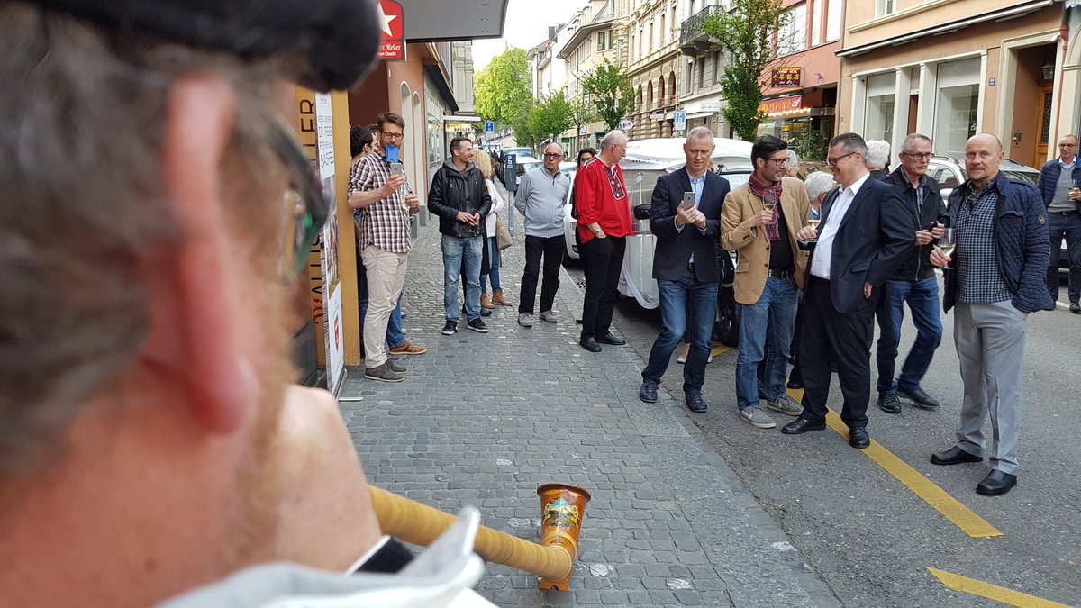 cczwaan's tweet photo. #saasfee #abindieberge mitten in #Zuerich https://t.co/EsB3ZhxSxy