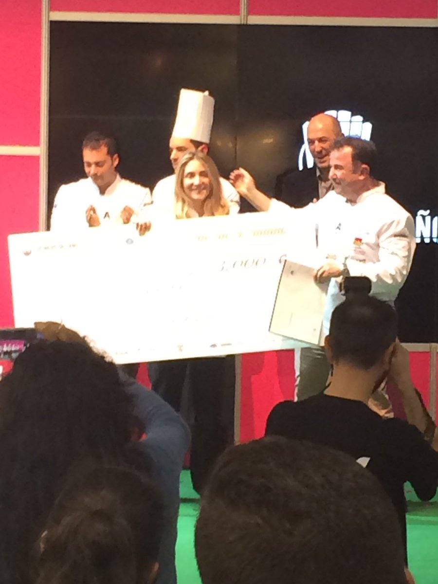 ConcursCocinero's tweet photo. @luciafreitas82 Alza el 2o premio del Concurso Cocinero del Año 2016. felicidades!!! #FinalCCA https://t.co/r5wsNBL2xb
