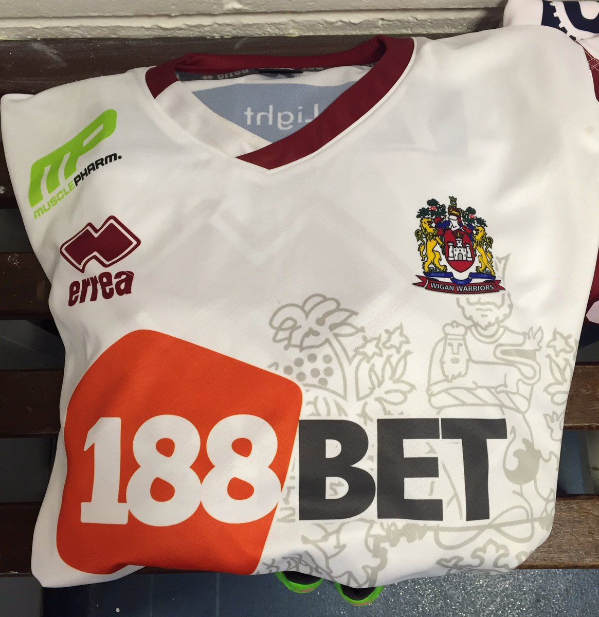 WiganWarriorsRL's tweet photo. Matty Smith's warm-up jersey is good to go for tonight. Fancy winning one? Simply RT this. #SLWarWig #WiganWarriors https://t.co/5wwyFf27zv