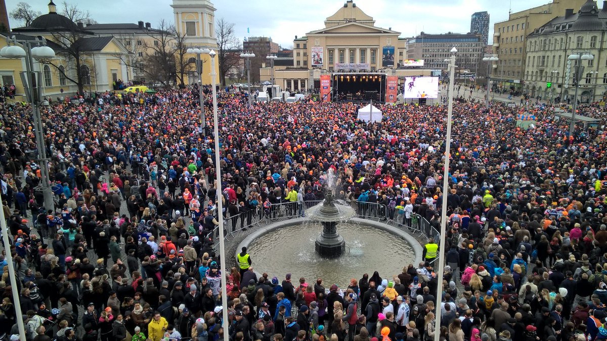 IkonenAK's tweet photo. Mikä väkimäärä Keskustorilla! #Tappara'n SM-kulta on kyllä aidosti koko #Tampere'laisyhteisön juhla. https://t.co/9FpHARgevf