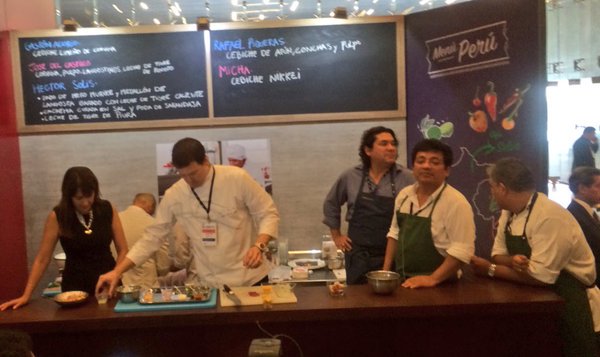 VisitPeru's tweet photo. Preparing a delicious #cebiche with @gaston_acurio, @RafaelPiqueras, #JoseDelCastillo y @Hectorsfiesta! #UNWTO #Peru https://t.co/DFMDBjJuDk