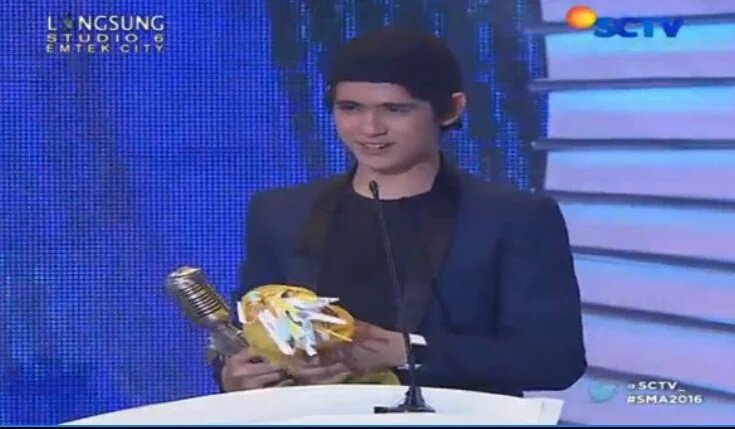 AprillversPku_'s tweet photo. ONCE AGAIN! Congratulation abang "Penyanyi solo pria paling ngetop 2016" Makin sukses dan tunjukan selalu karyamu😘💞💕 https://t.co/J1XUmKgnyP