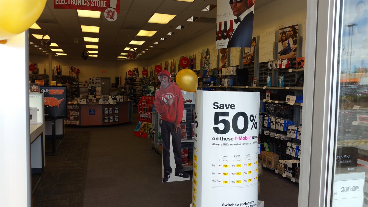 Festive thursday.We're listening to the music +making peoples days w/our great service <a href="/belsky1127/">Alexander Belsky</a> @oldskoolflipfon