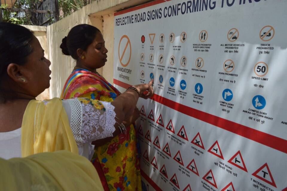 enactusdcac's tweet photo. Our women erickshaw drivers receiving training in traffic rules! #enactusindia #adhikaar #WorldSafetyandHealthDay https://t.co/1VoADvQhzM