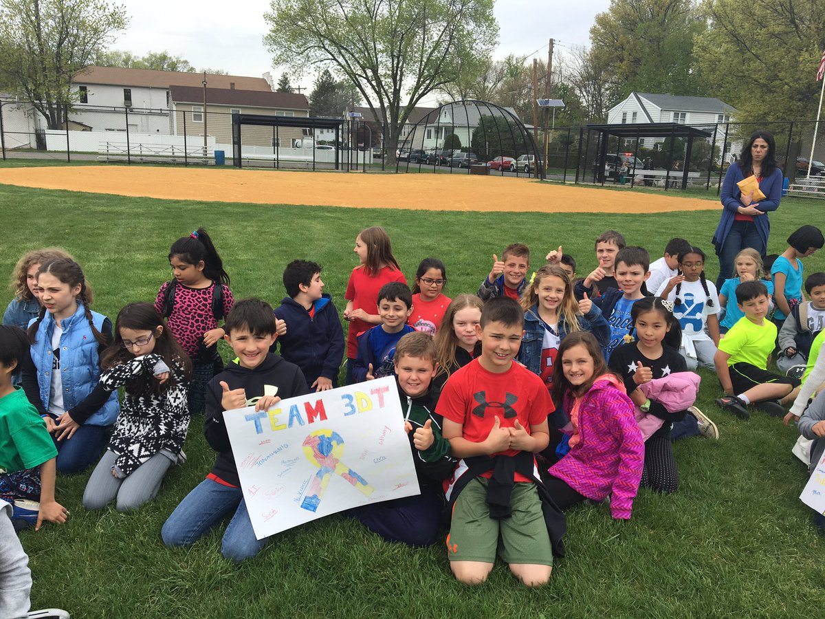 donovanLF5's tweet photo. Celebrating autism awareness @LFSchool3 with a walk to the park #autismawareness https://t.co/eoCXsAJ3mS