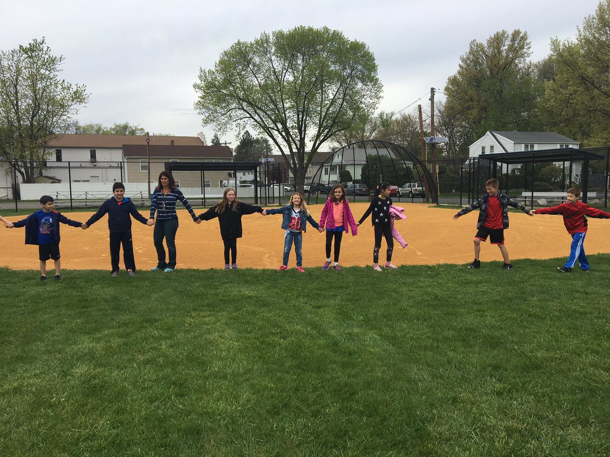 donovanLF5's tweet photo. Making wishes @LFSchool3 at the park https://t.co/NT5y8MawK6