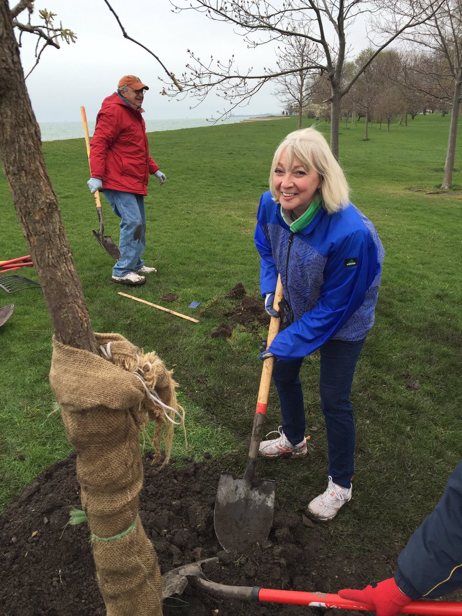 Rosecrance's tweet image. Supporting the Lakeview community by bringing more trees w/ @arborday, @Openlands &amp;amp; @EcoMediaCBS.